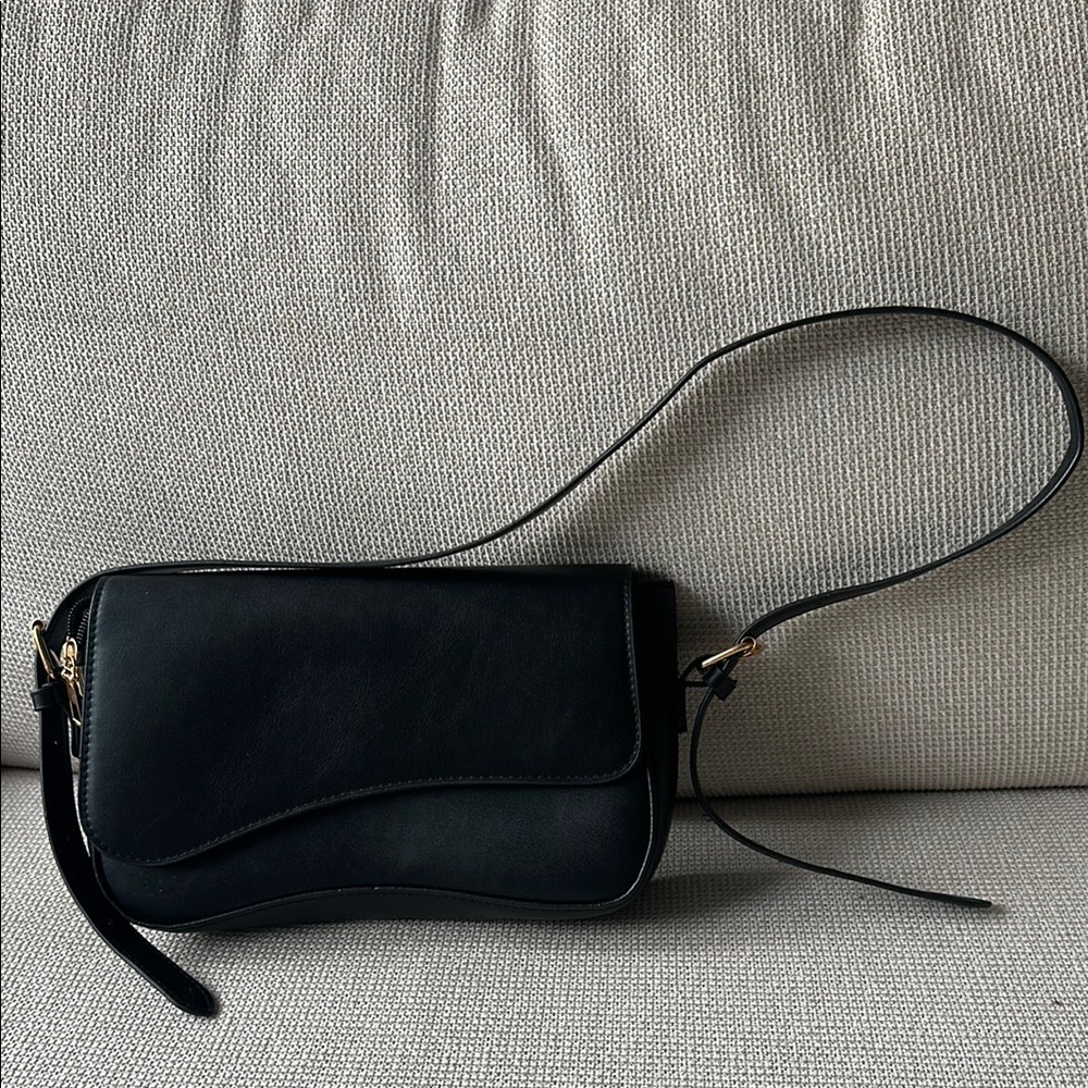 Elegant Black Leather Shoulder Bag
